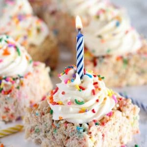 Rice krispies topped with sprinkles and frosting.